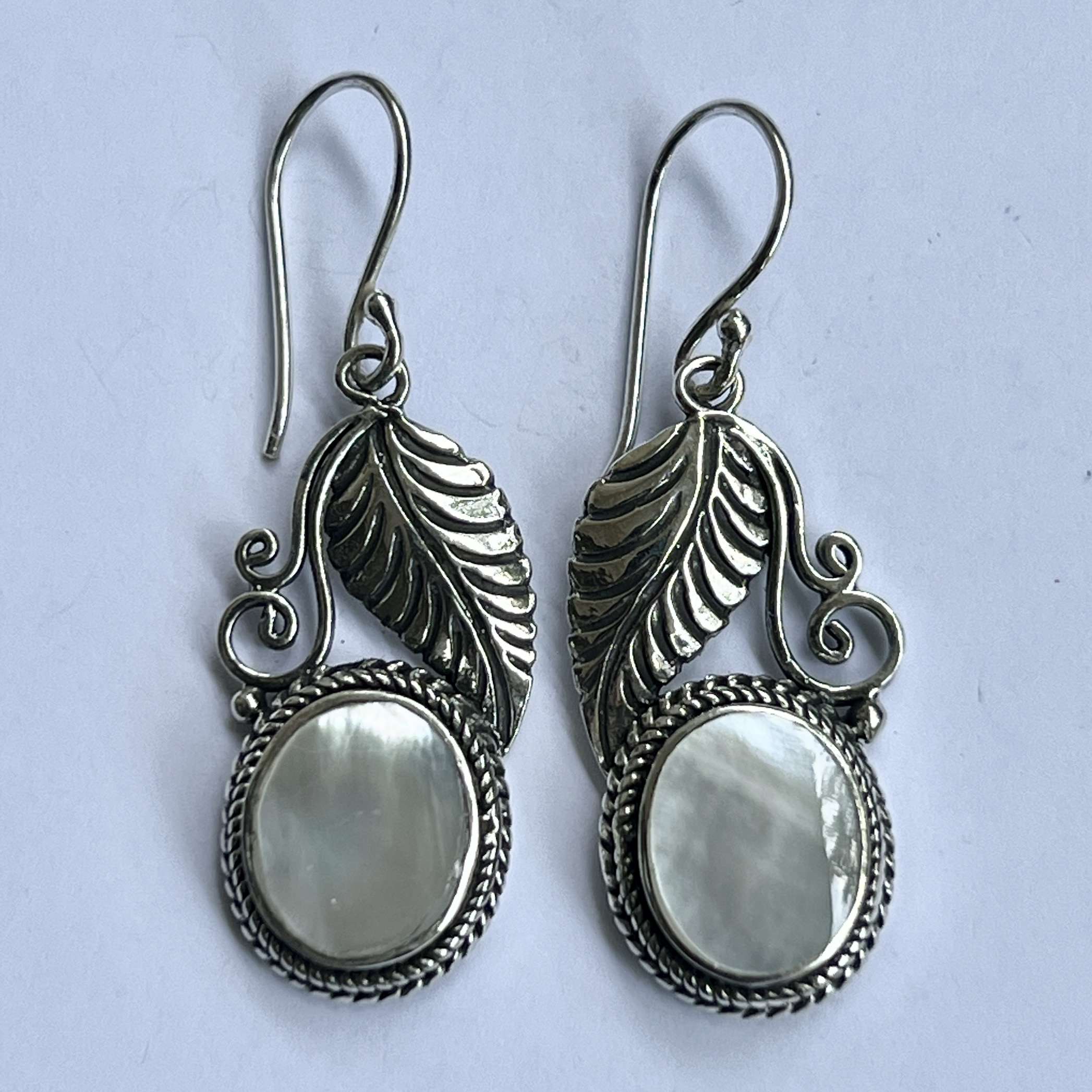 (HANDMADE 925 BALI STERLING SILVER FILIGREE EARRINGS WITH MOTHER OF PEARL)